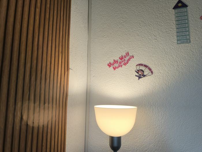 Warmes Licht an der Holzwand