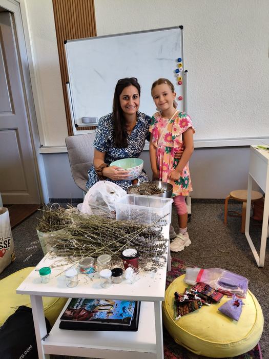 Workshop-Leiterin mit Teilnehmerin