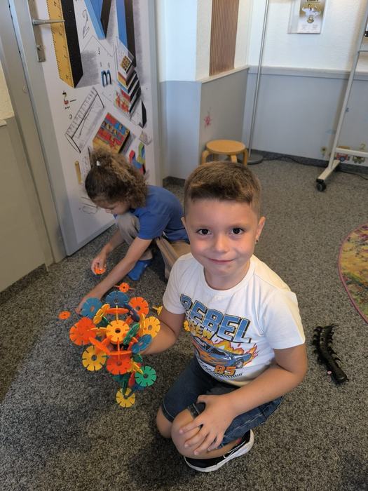 Bauen mit Steckblumen in der Pause