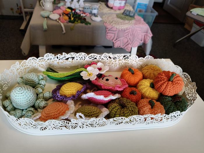 Gehäkelte Kürbisse und Früchte